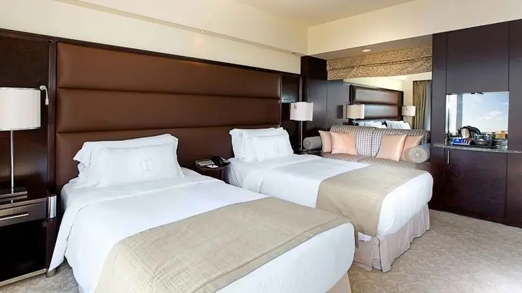 https://i.travelapi.com/lodging/1000000/10000/2500/2414/a30577ee.jpg