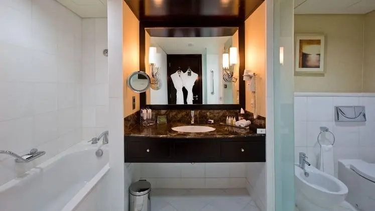 https://i.travelapi.com/lodging/1000000/10000/2500/2414/c727be60.jpg