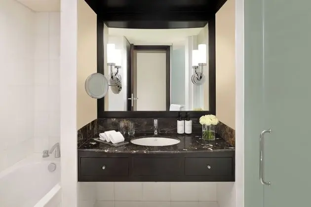 https://i.travelapi.com/lodging/1000000/10000/2500/2414/ea81ebb1.jpg