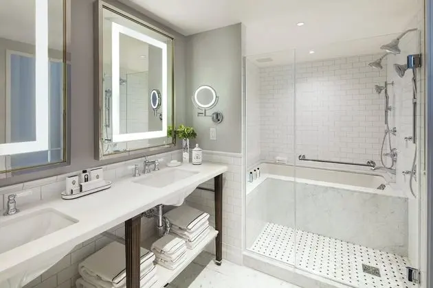Classic Oda, 1 En Büyük (King) Boy Yatak, Engellilere Uygun (Mobility, Roll-In Shower)