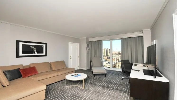 Süit, 1 En Büyük (King) Boy Yatak, Balkon, Manzaralı (Plaza View)