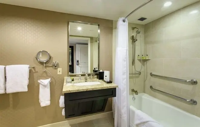 Classic Oda, 2 Büyük (Queen) Boy Yatak, Engellilere Uygun (Mobility, Accessible Tub)