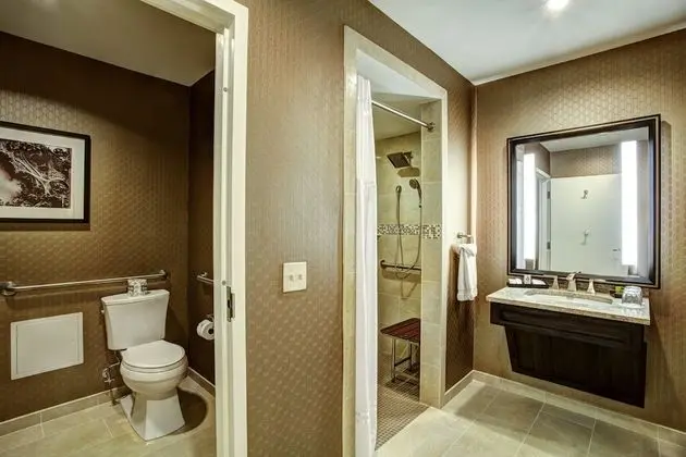 Classic Oda, 2 Büyük (Queen) Boy Yatak, Engellilere Uygun (Mobility, Roll-In Shower)