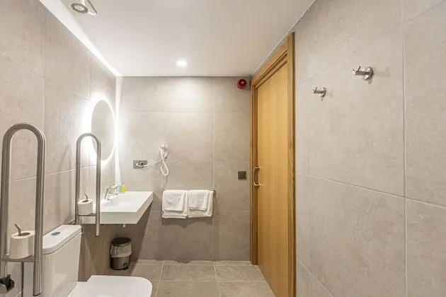 Engellilere uygun banyo