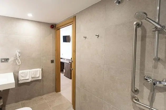 Engellilere uygun banyo