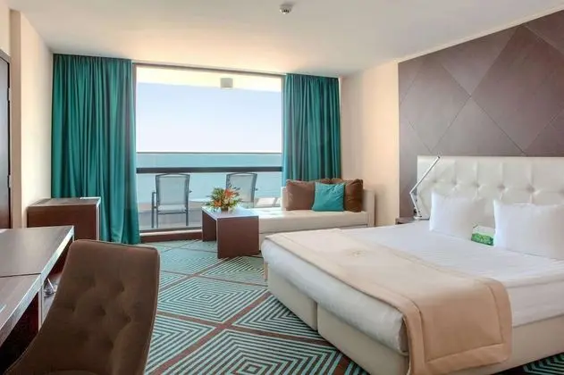 Executive Room with Balcony and Executive Lounge Access - Free Parking | Wellness package