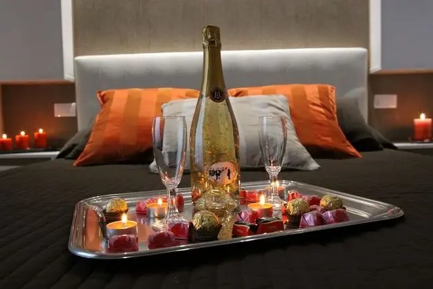 Tek Büyük Yataklı Oda (Marrone)