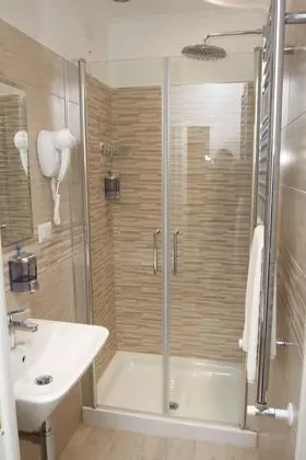 Tek Büyük Yataklı Oda (Marrone)