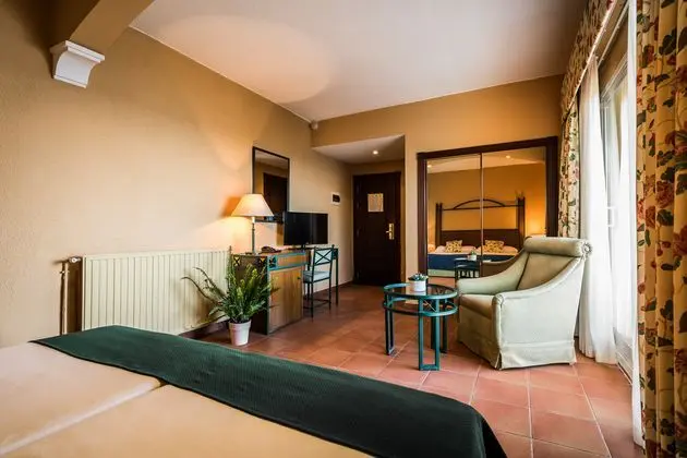 1 Çift Kişilik Veya 2 Tek Kişilik Yatak Pool View