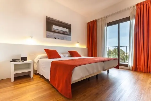 Tek Büyük Yataklı Oda, Teras, Havuz Manzaralı (2 adults + 1 child)