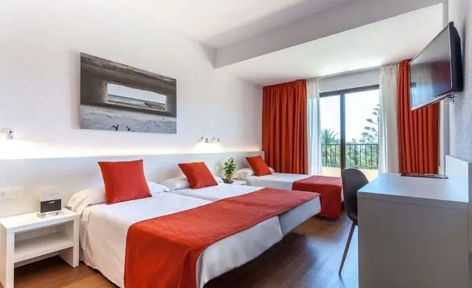 Tek Büyük Yataklı Oda, Teras, Havuz Manzaralı (2 adults + 1 child)