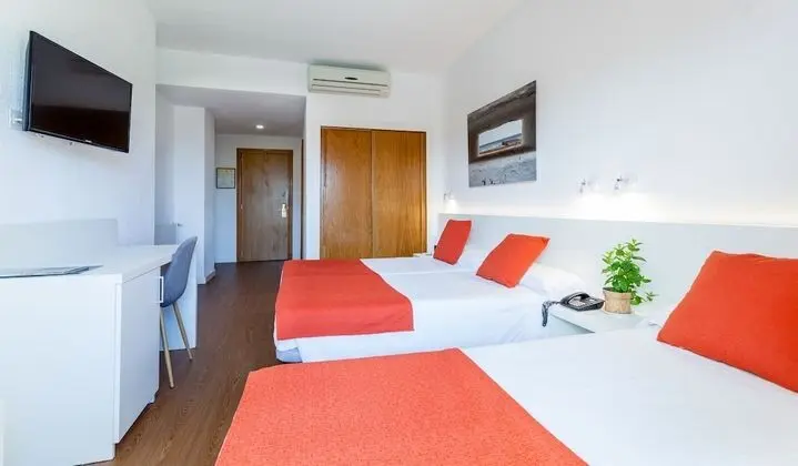 Tek Büyük Yataklı Oda, Teras, Havuz Manzaralı (2 adults + 1 child)