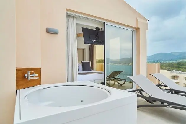 Junior Suite Collection (2 Adults + 2 Children)