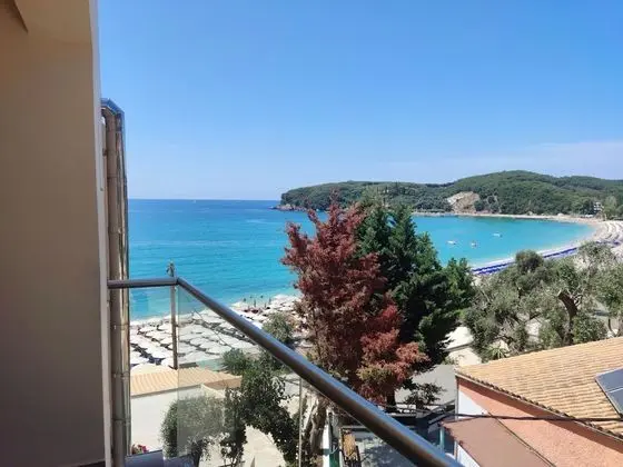 Deluxe Tek Büyük Yataklı Oda, Kısmi Deniz Manzaralı