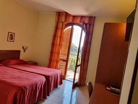 Tek Büyük veya İki Ayrı Yataklı Oda, Kısmi Deniz Manzaralı