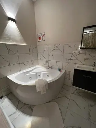 Suite, Vadi Manzaralı, Jakuzili