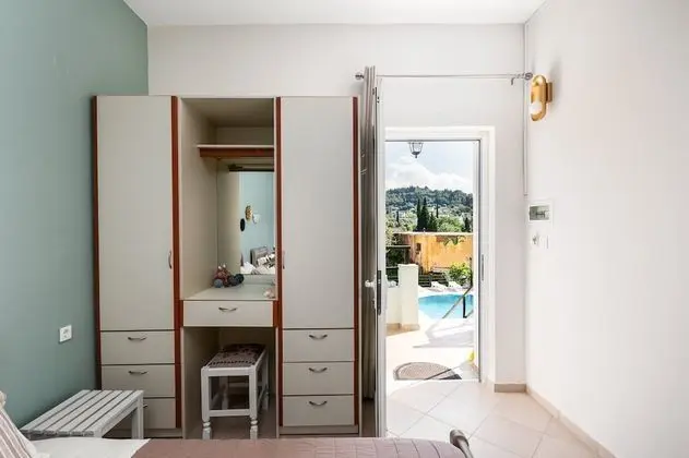 Stüdyo, Havuz Manzaralı