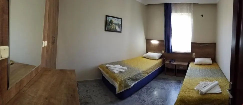 Havuz ve Dağ Manzaralı Aile Odası