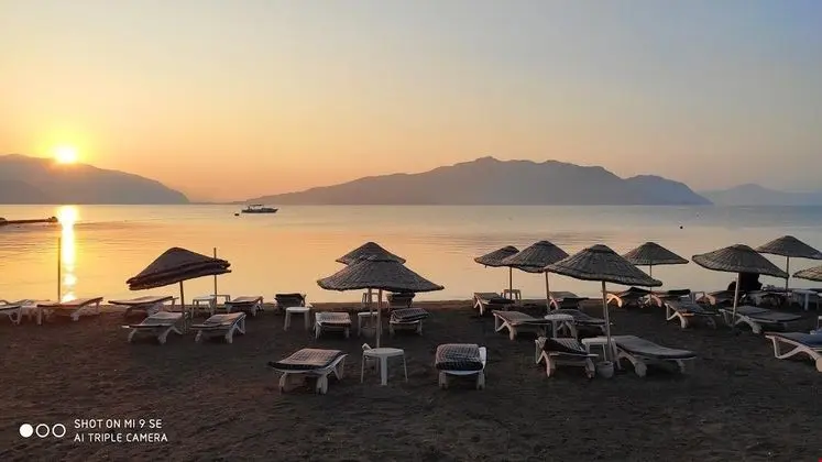 Havuz ve Dağ Manzaralı Aile Odası