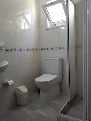 Havuz ve Dağ Manzaralı Aile Odası