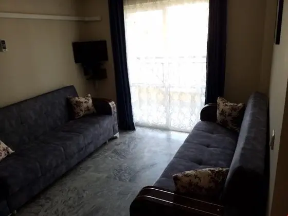 Havuz ve Dağ Manzaralı Aile Odası