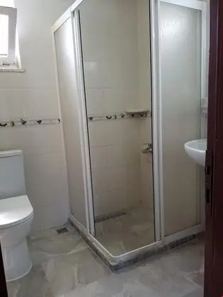 Havuz ve Dağ Manzaralı Aile Odası