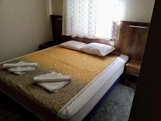 Havuz ve Dağ Manzaralı Aile Odası