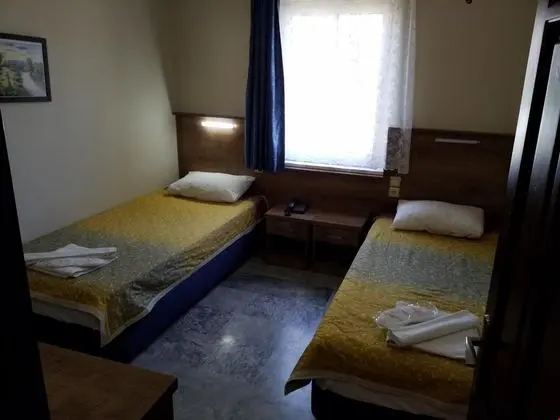 Havuz ve Dağ Manzaralı Aile Odası