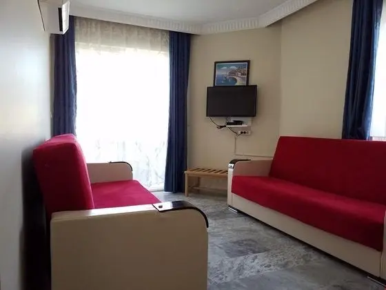 Havuz ve Dağ Manzaralı Aile Odası