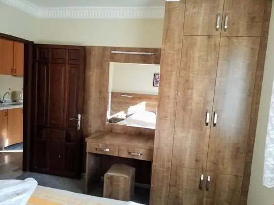 Havuz ve Dağ Manzaralı Aile Odası