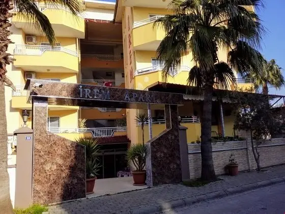 Havuz ve Dağ Manzaralı Aile Odası