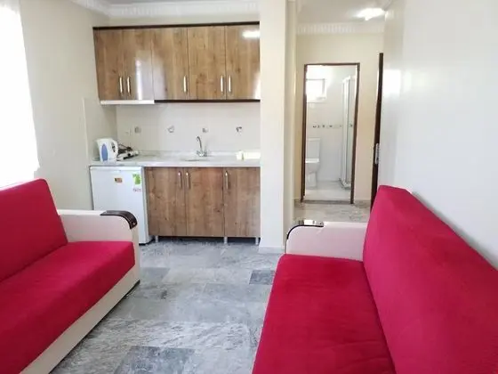 Havuz ve Dağ Manzaralı Aile Odası