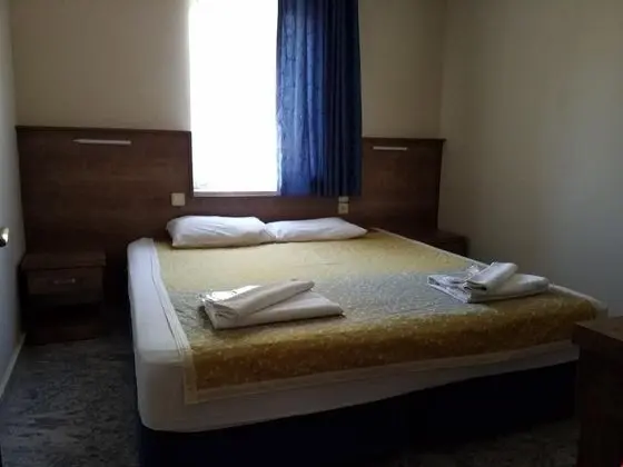 Havuz ve Dağ Manzaralı Aile Odası