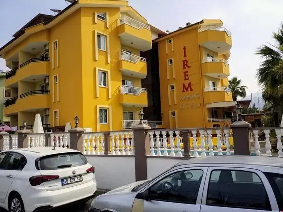 Havuz ve Dağ Manzaralı Aile Odası