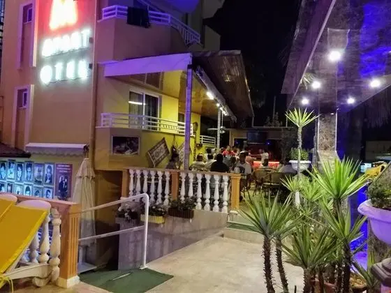 Havuz ve Dağ Manzaralı Aile Odası
