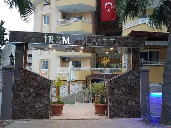Havuz ve Dağ Manzaralı Aile Odası