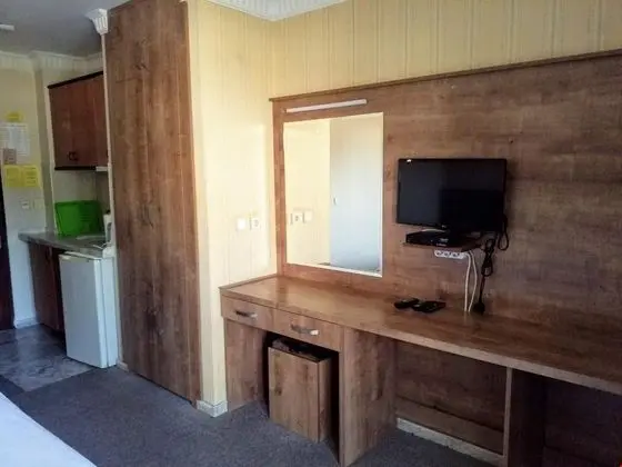 Havuz ve Dağ Manzaralı Aile Odası