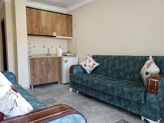 Havuz ve Dağ Manzaralı Aile Odası