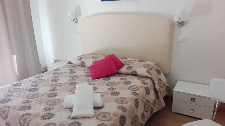Tek Büyük veya İki Ayrı Yataklı Oda (Balcone)