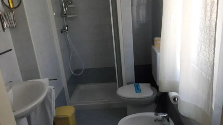 Tek Büyük veya İki Ayrı Yataklı Oda (Balcone)