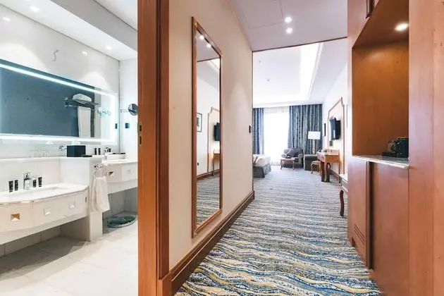 Deluxe Premier Suite (King Bed or 2 Twin Beds)
