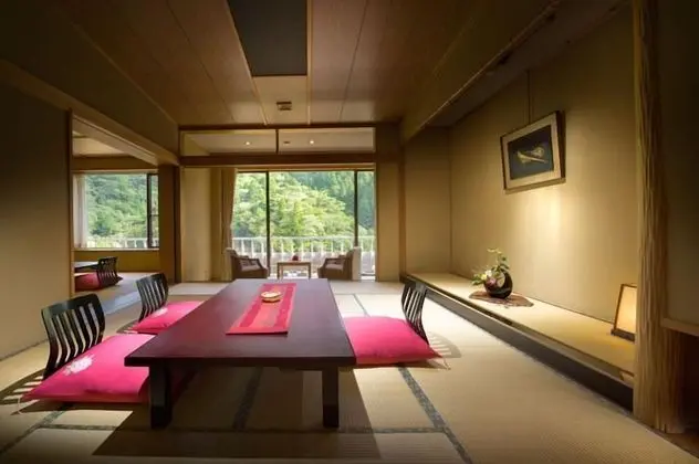 Traditional Oda, Dağ Manzaralı (Japanese-Style)