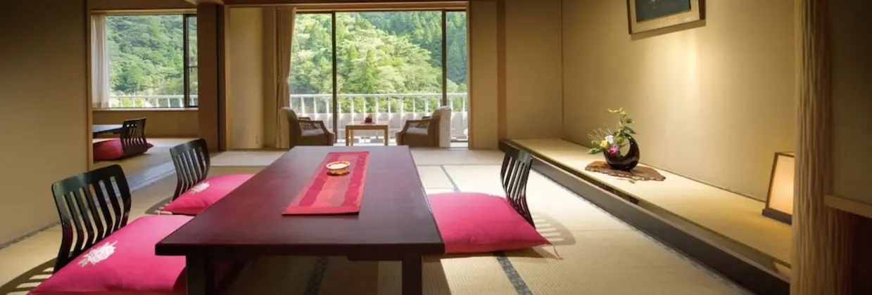 Traditional Oda, Dağ Manzaralı (Japanese-Style)
