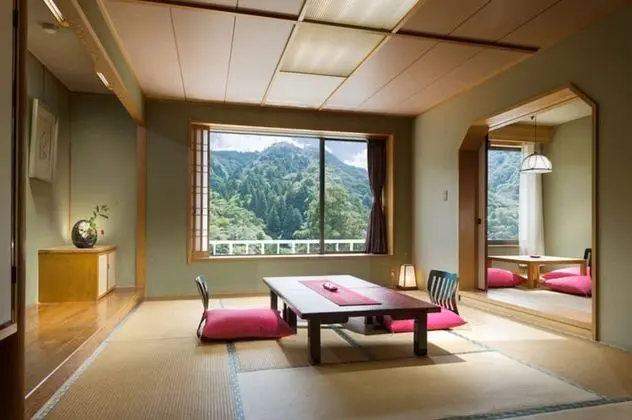 Traditional Oda, Dağ Manzaralı (Japanese-Style)
