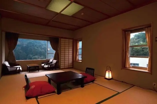Traditional Oda, Dağ Manzaralı (Japanese-Style)
