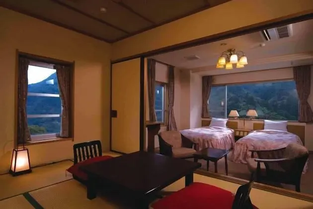 Traditional Oda, Dağ Manzaralı (Japanese-Western Style)