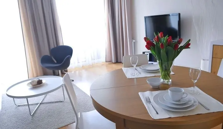 Odada yemek servisi