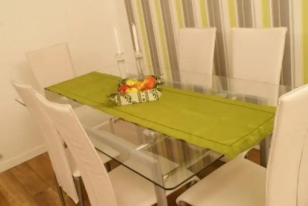 Odada yemek servisi