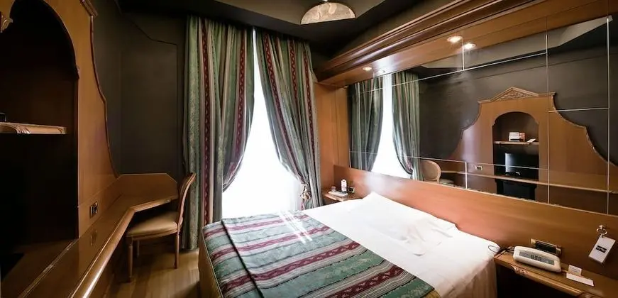 Büyük Yataklı Tek Kişilik Oda