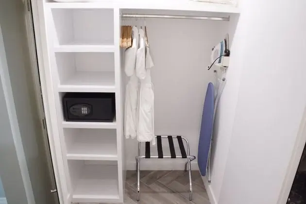 Super Saver, 1 King Bed